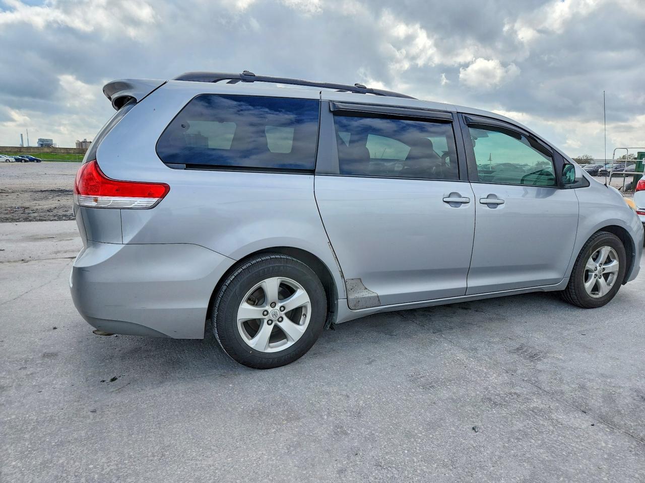 2012 TOYOTA SIENNA