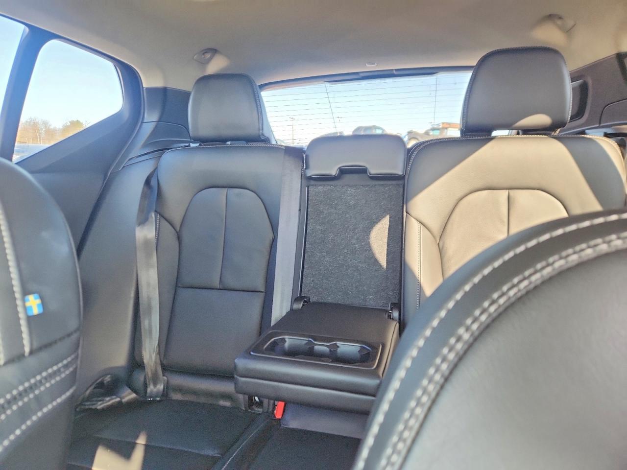 2023 VOLVO XC40