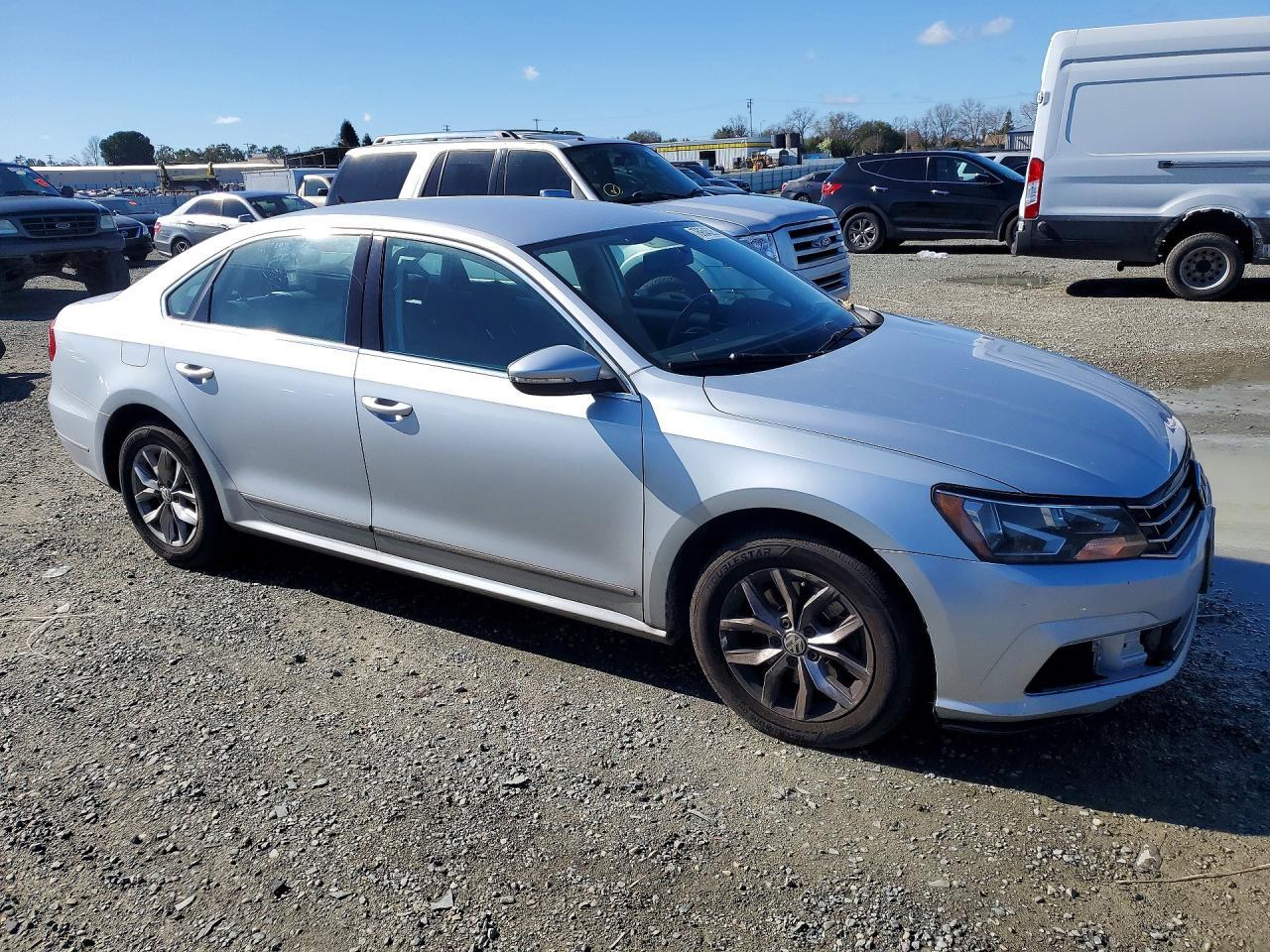 2016 VOLKSWAGEN Passat