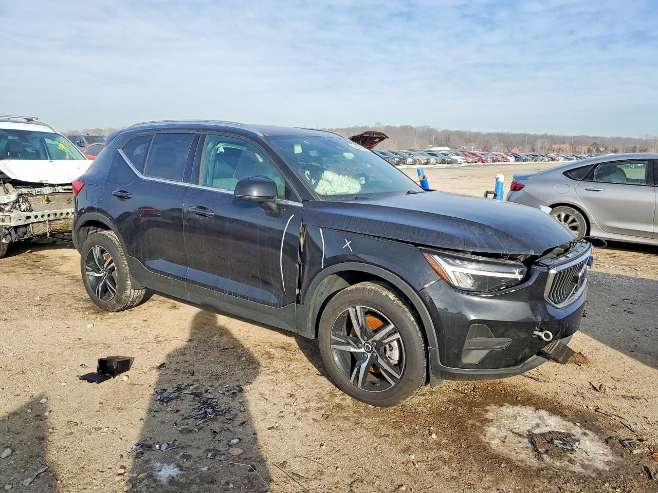 2025 VOLVO XC40
