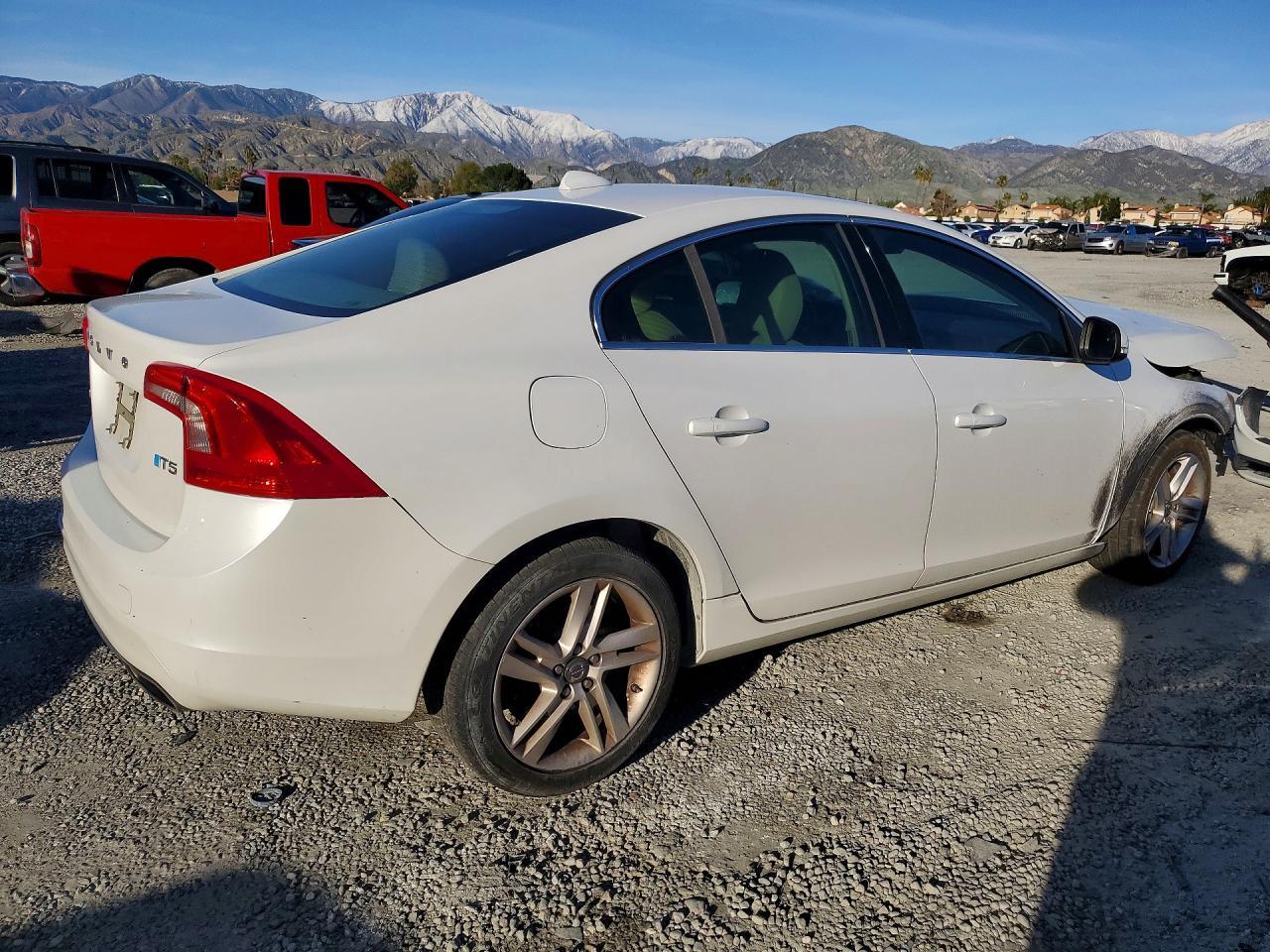 2015 VOLVO S60