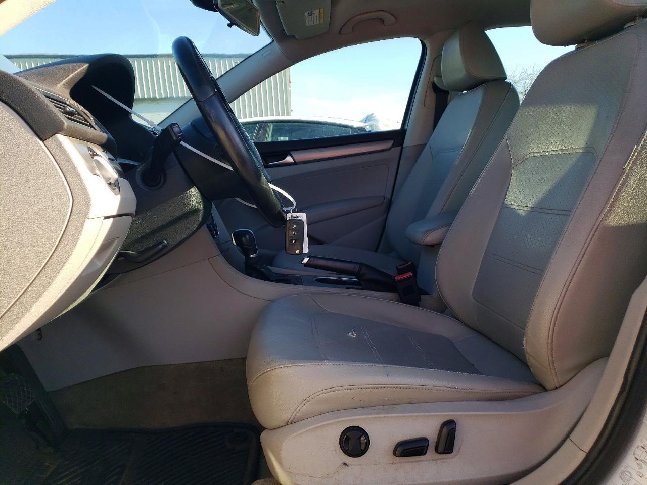 2015 VOLKSWAGEN Passat