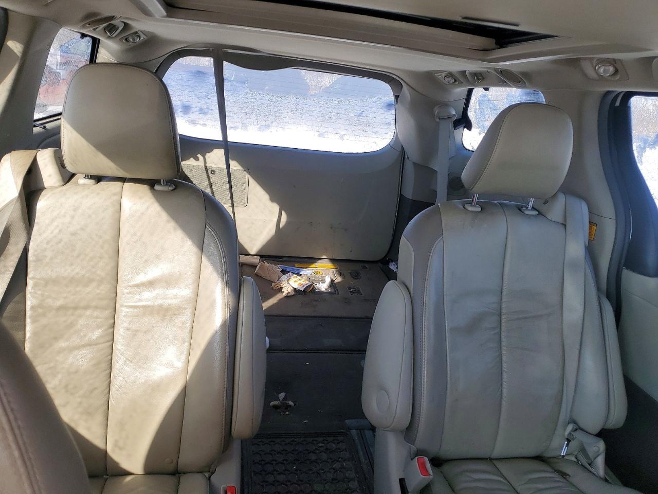 2011 TOYOTA SIENNA