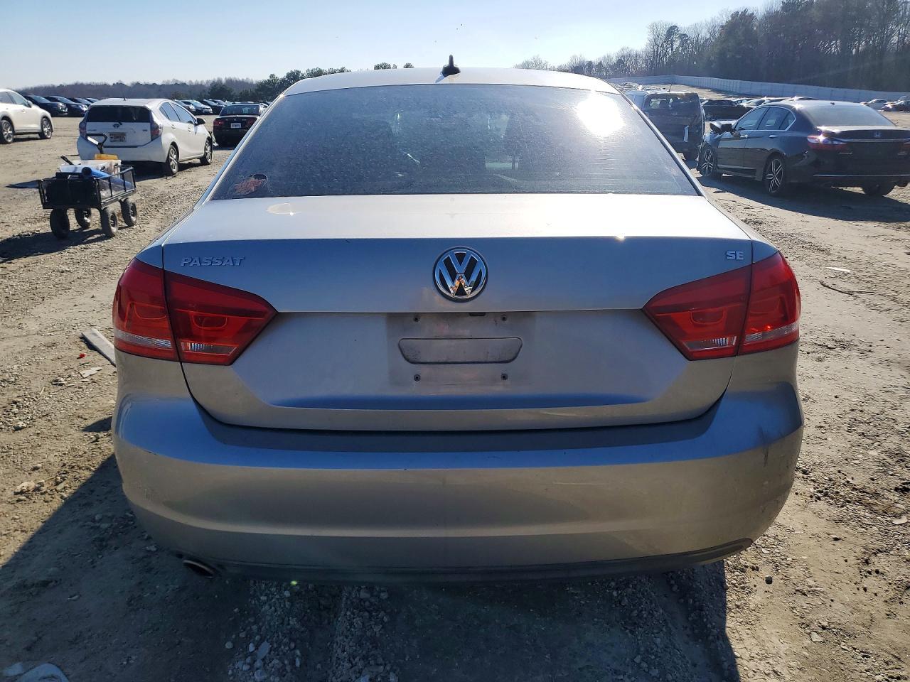 2014 VOLKSWAGEN Passat
