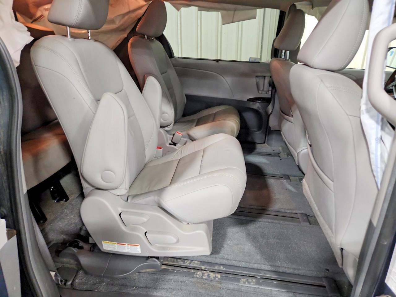 2017 TOYOTA SIENNA