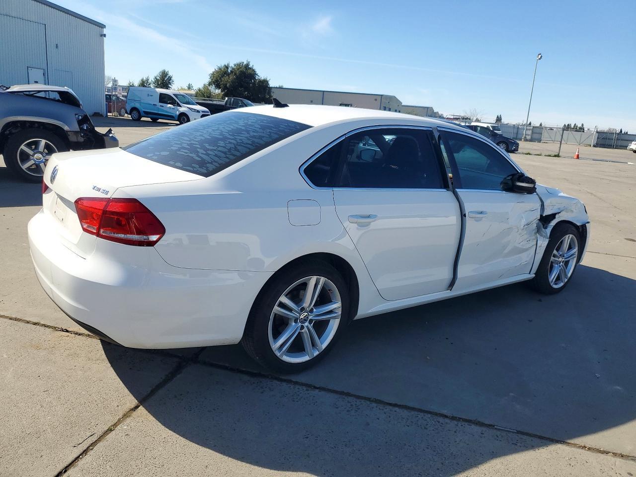 2014 VOLKSWAGEN Passat