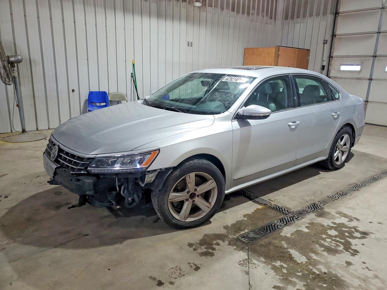 2016 VOLKSWAGEN Passat