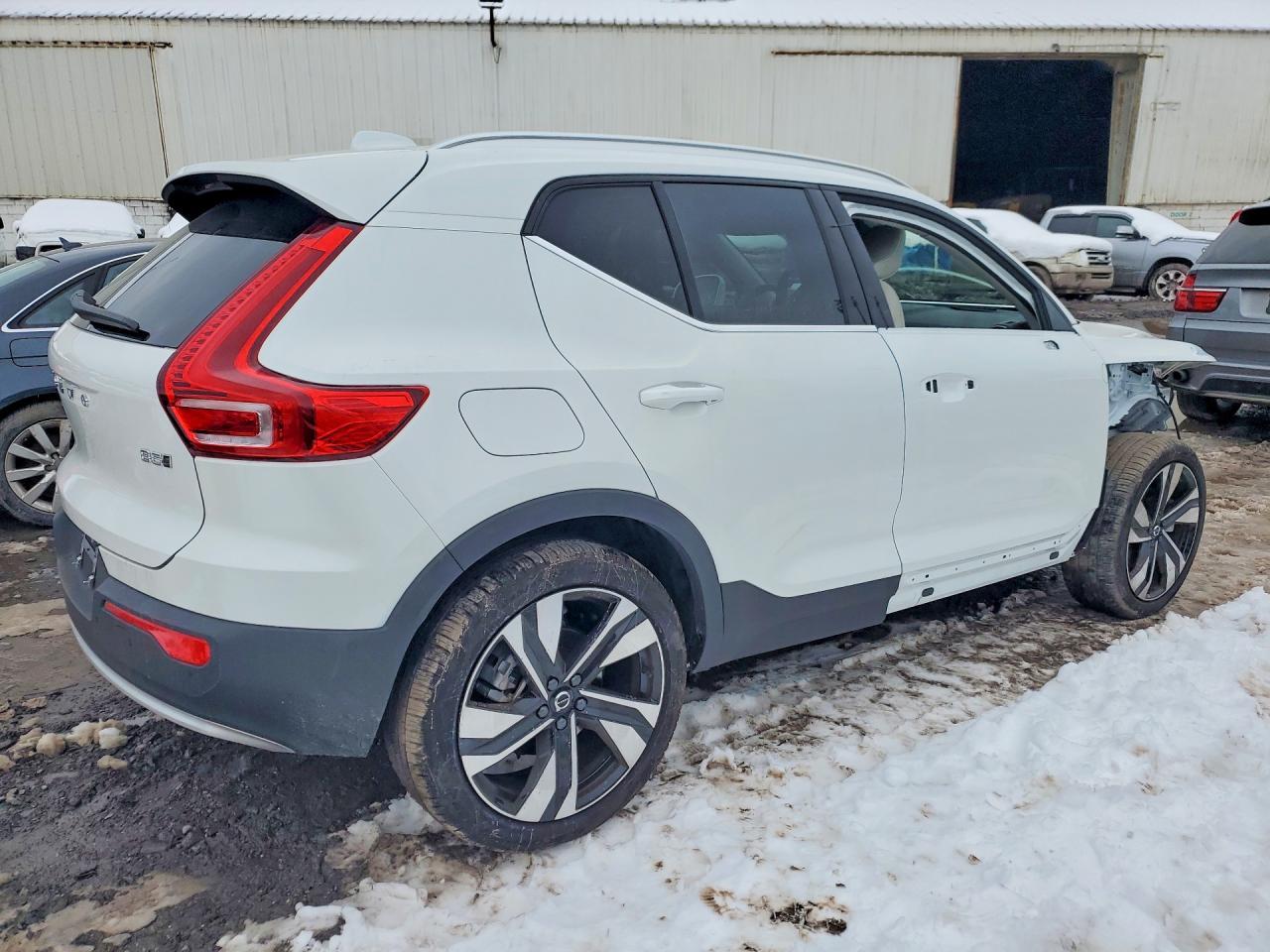 2025 VOLVO XC40