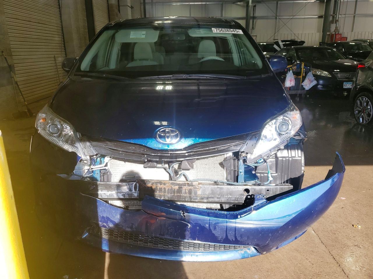 2011 TOYOTA SIENNA