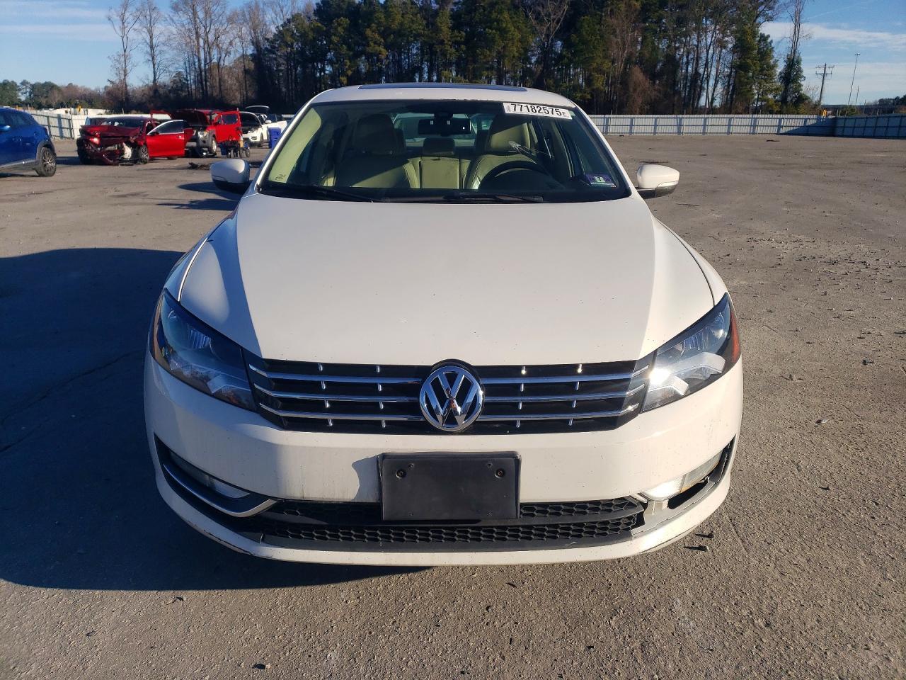 2013 VOLKSWAGEN Passat