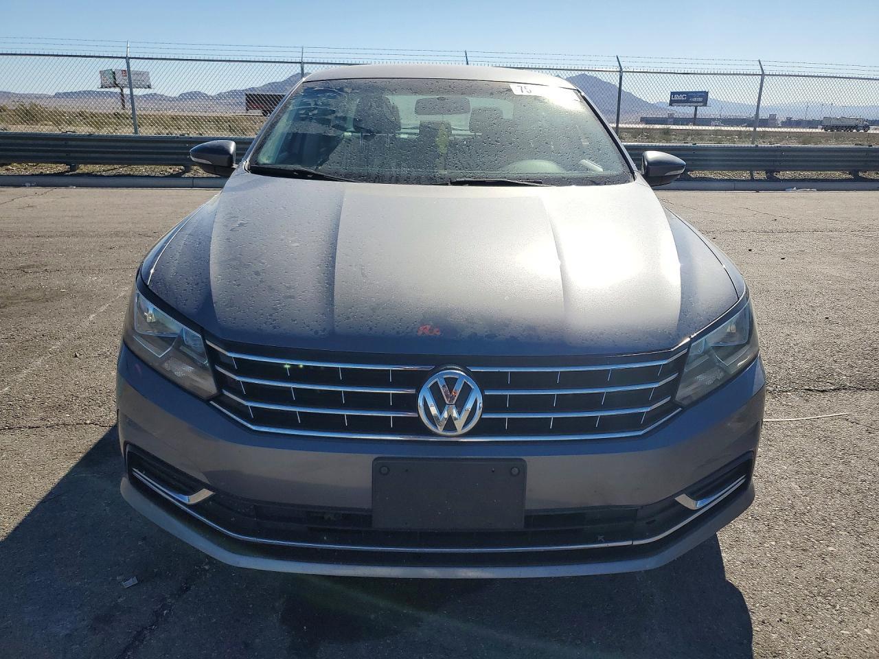 2016 VOLKSWAGEN Passat