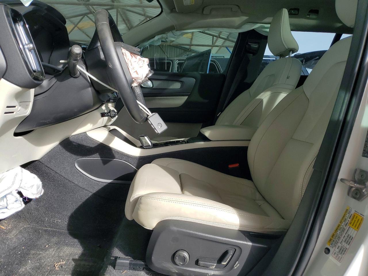 2022 VOLVO XC40
