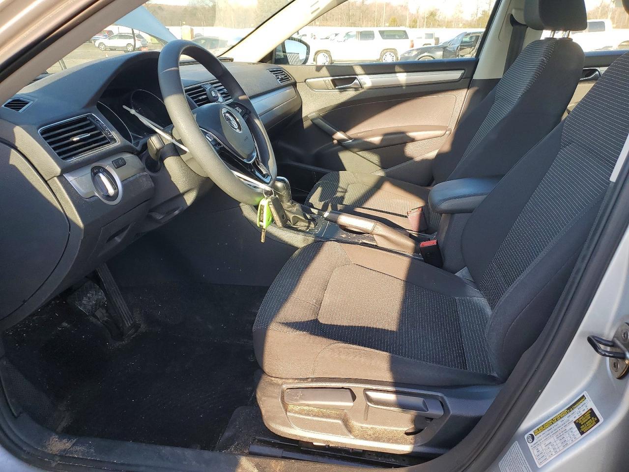 2017 VOLKSWAGEN Passat
