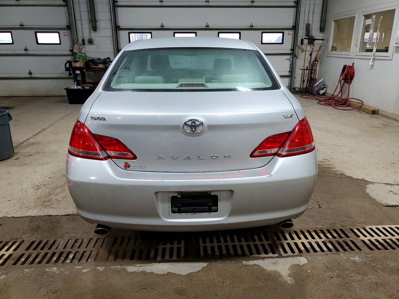 2005 TOYOTA Avalon
