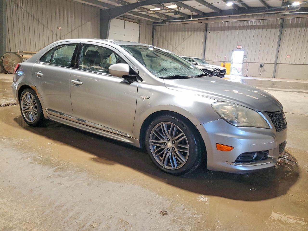 2011 SUZUKI Kizashi