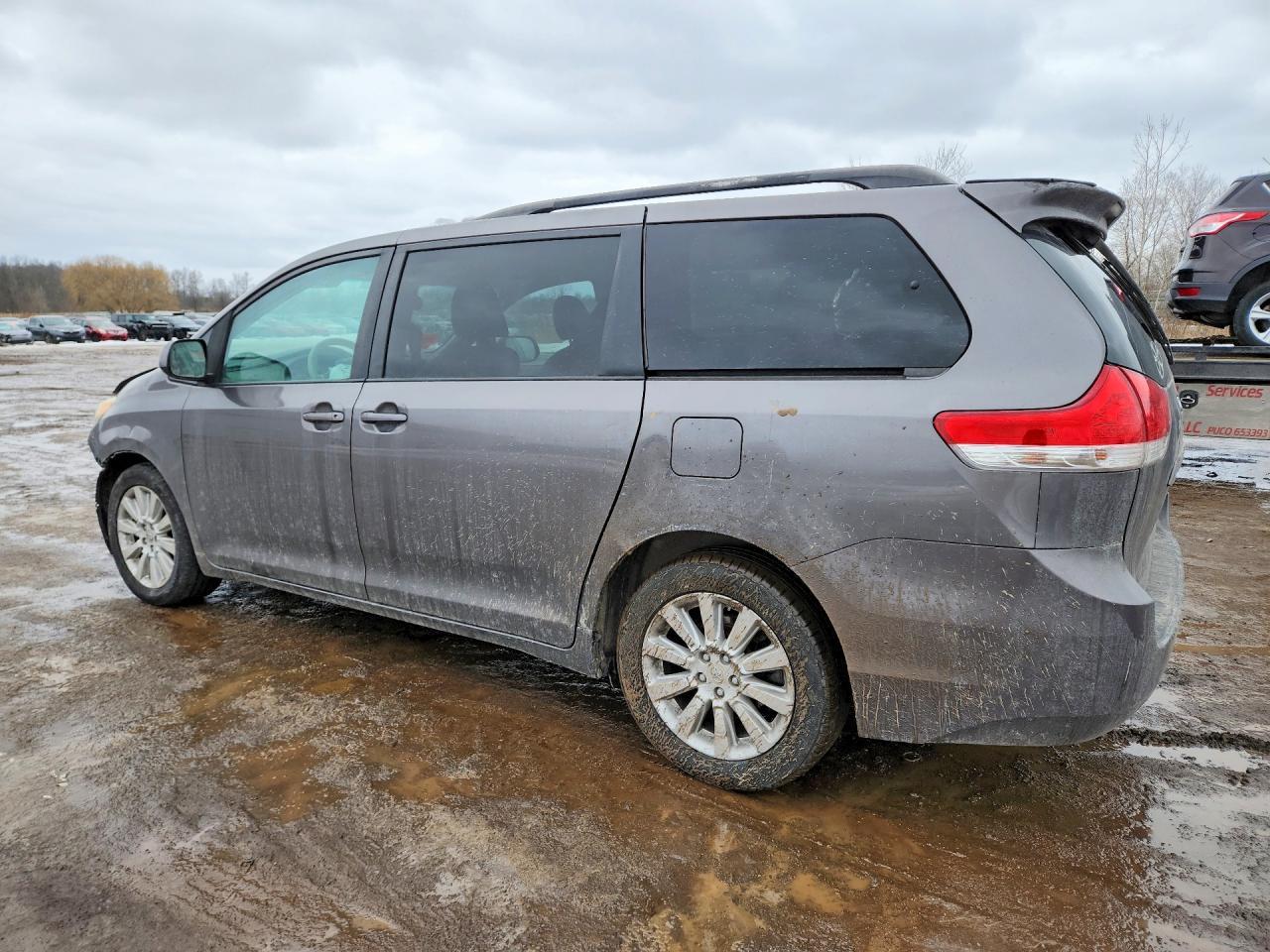 2011 TOYOTA SIENNA