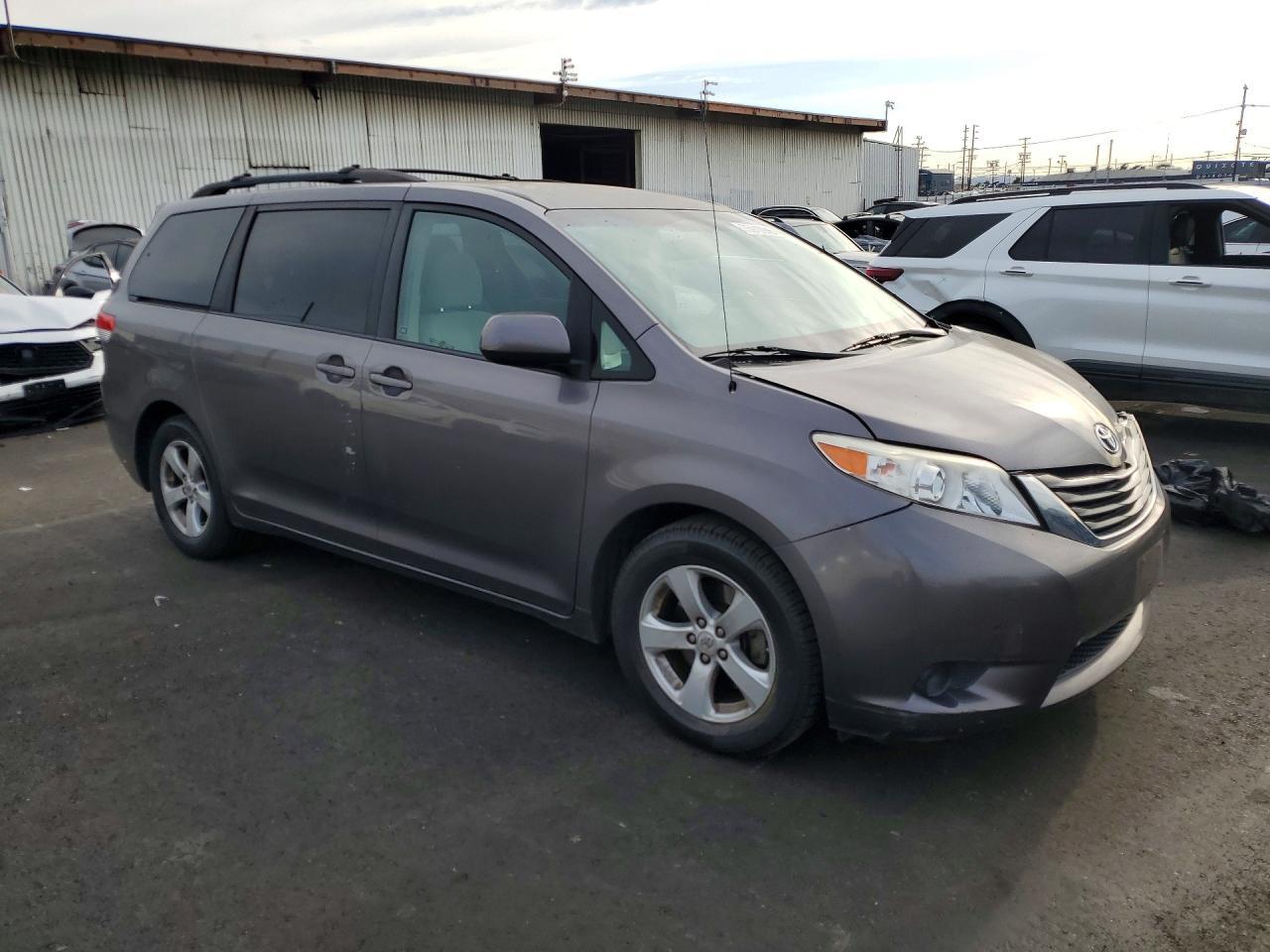 2011 TOYOTA SIENNA