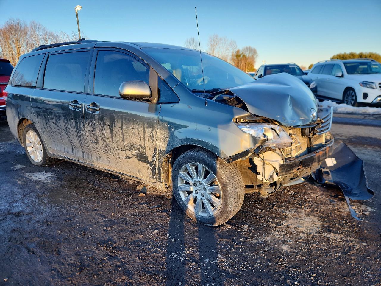 2012 TOYOTA SIENNA