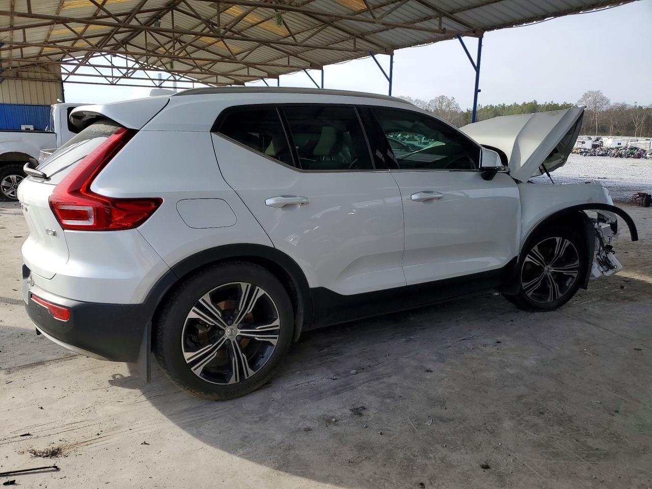 2022 VOLVO XC40