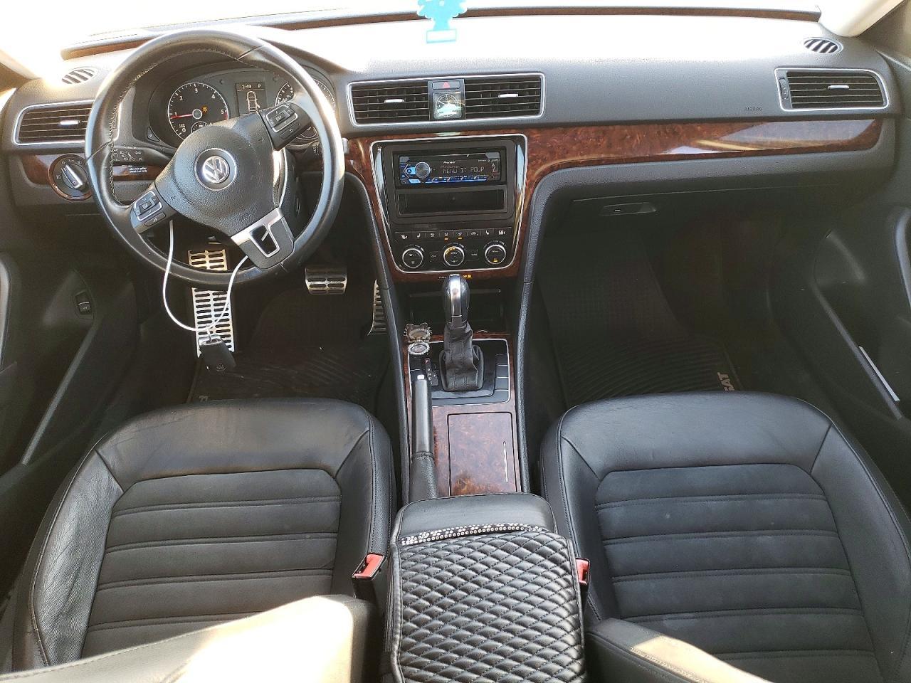2012 VOLKSWAGEN Passat
