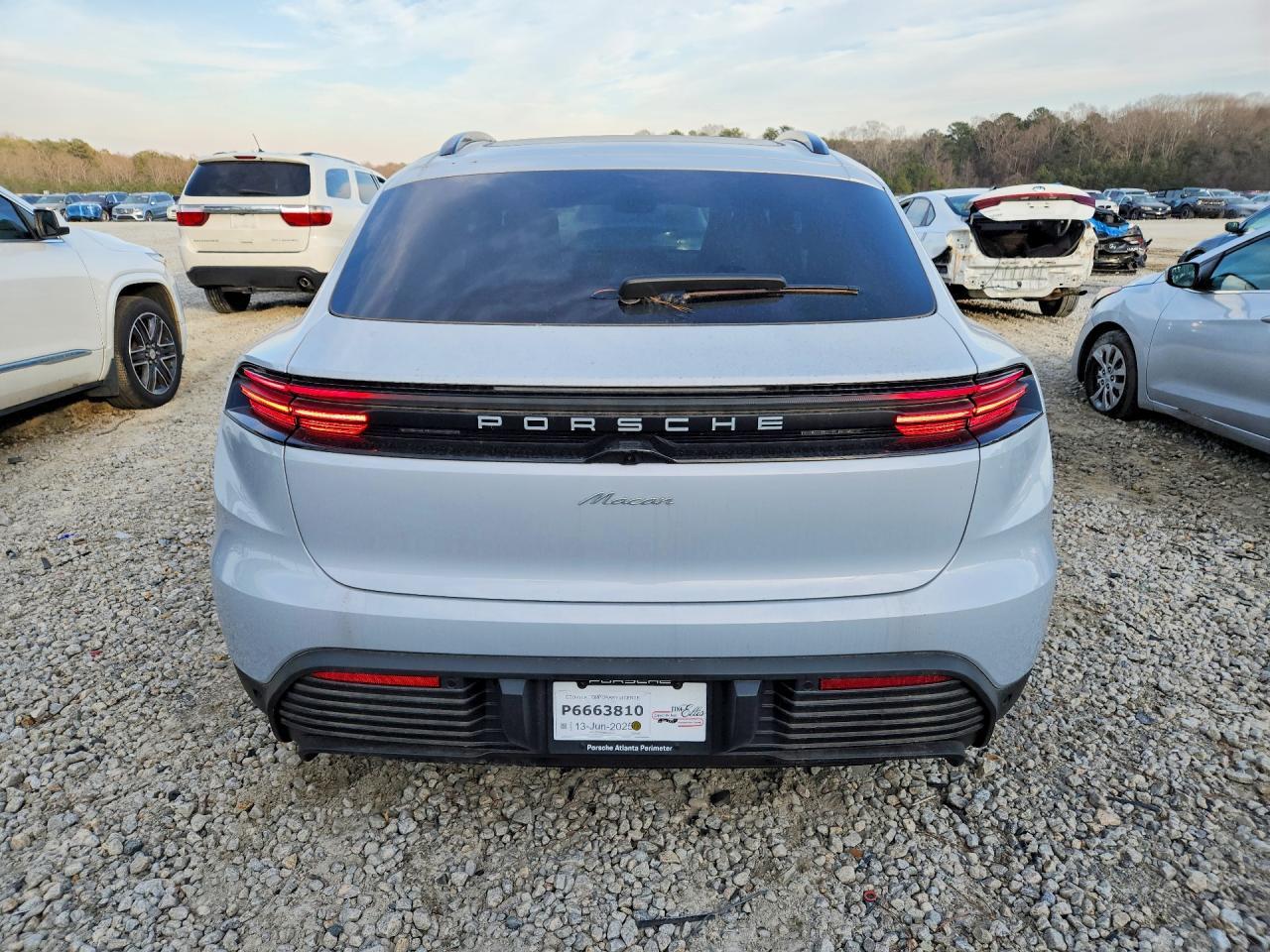 2025 PORSCHE Macan