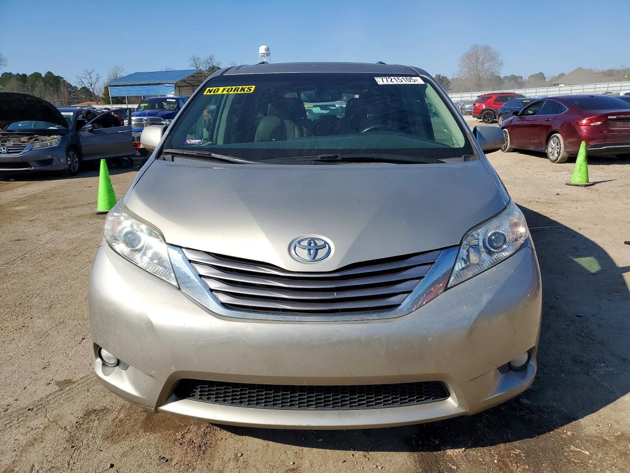 2017 TOYOTA SIENNA