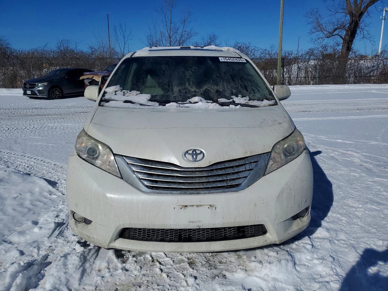 2011 TOYOTA SIENNA