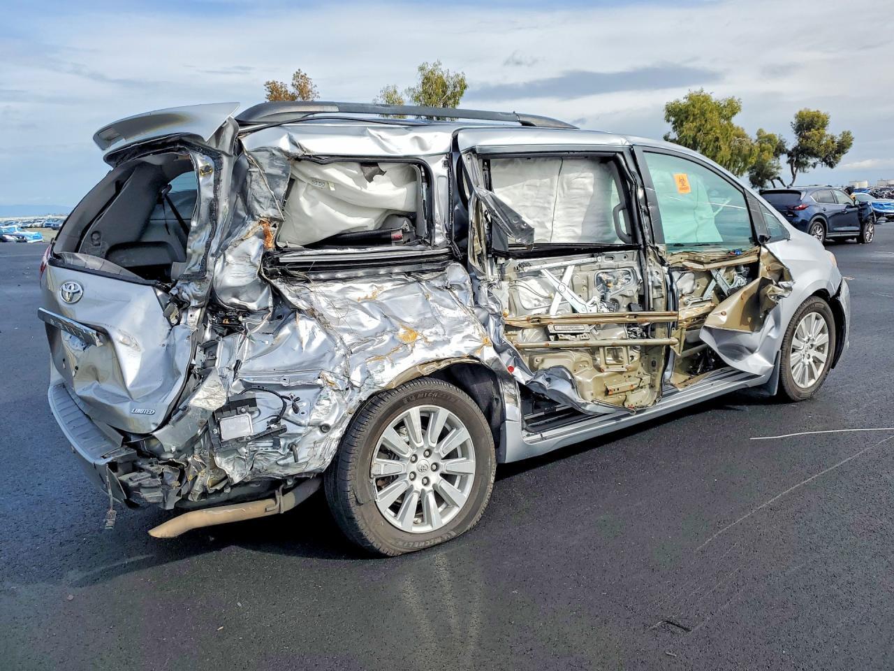 2017 TOYOTA SIENNA
