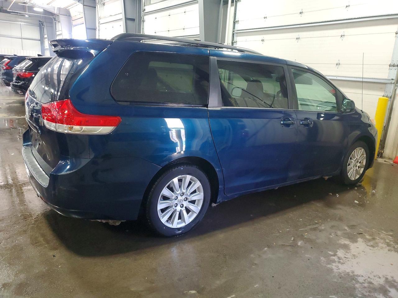 2011 TOYOTA SIENNA