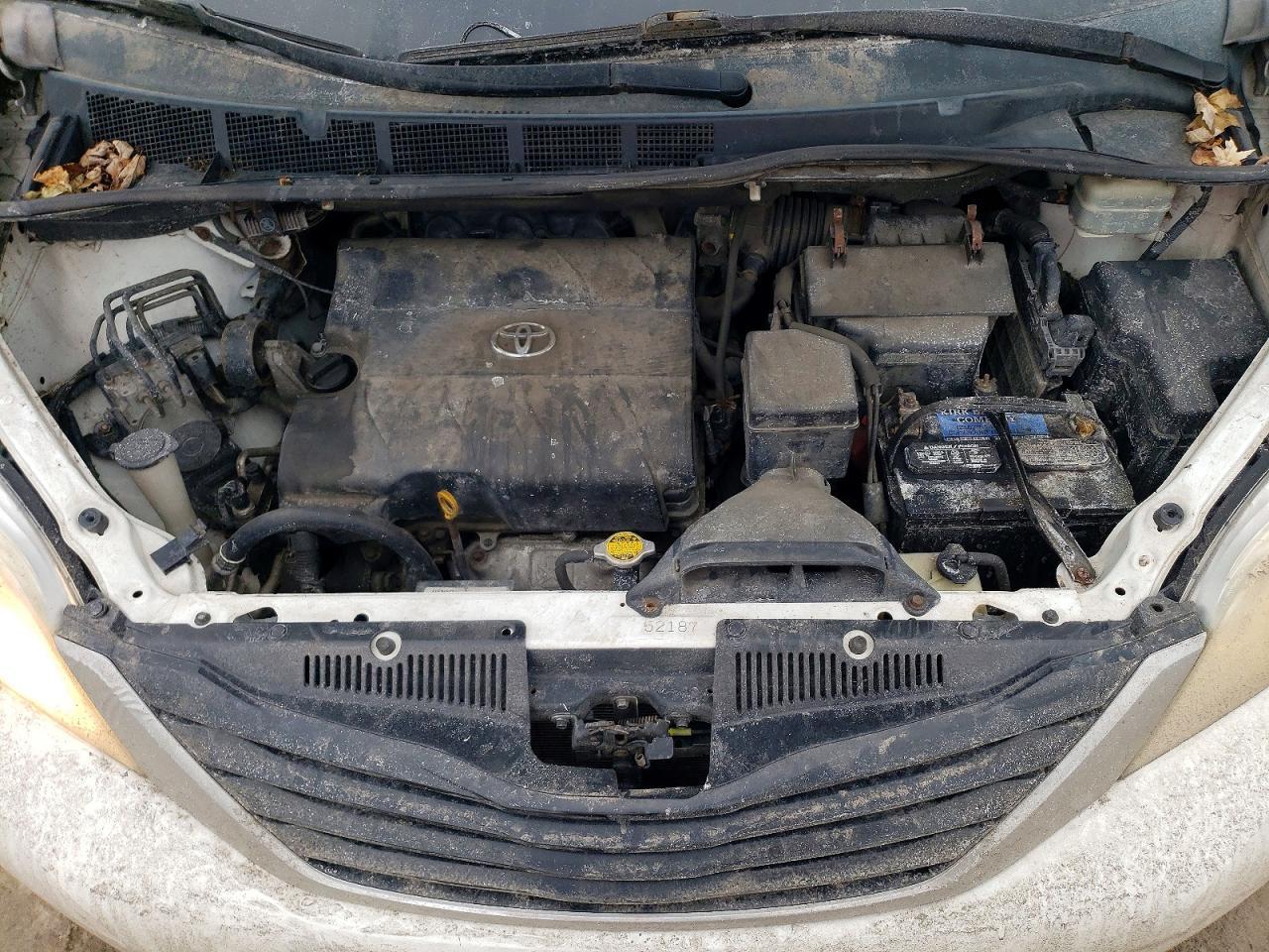 2011 TOYOTA SIENNA