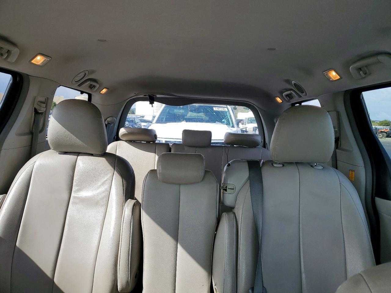 2012 TOYOTA SIENNA