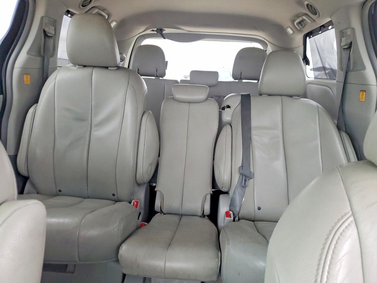 2012 TOYOTA SIENNA