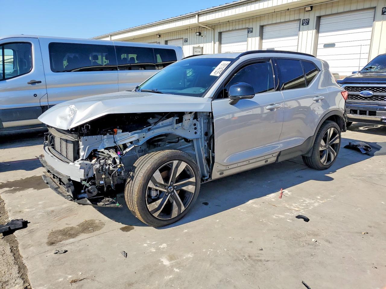 2025 VOLVO XC40