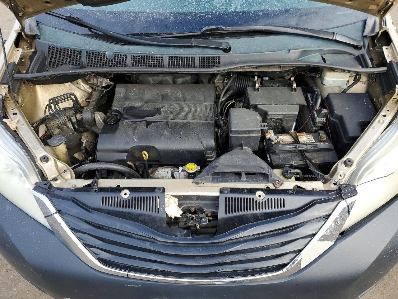 2011 TOYOTA SIENNA