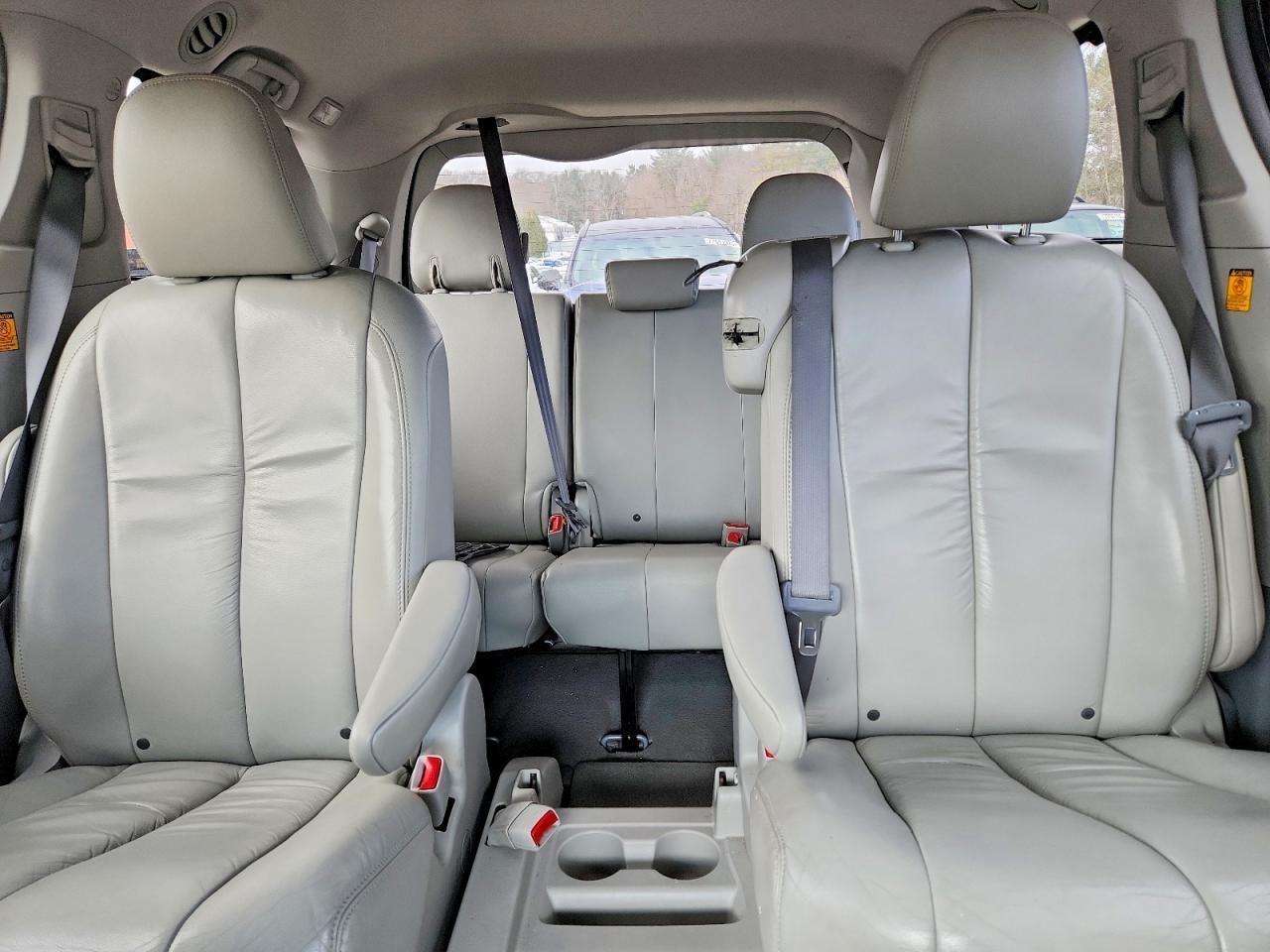 2011 TOYOTA SIENNA