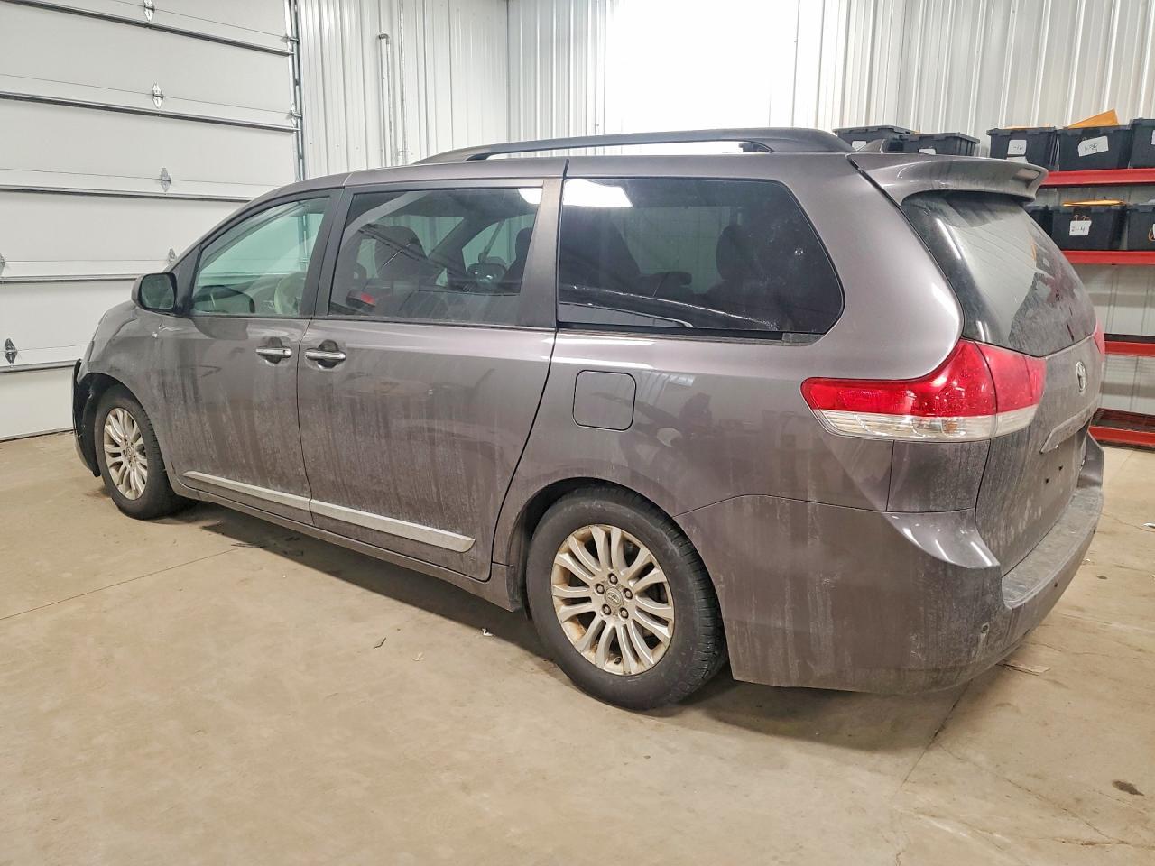 2011 TOYOTA SIENNA