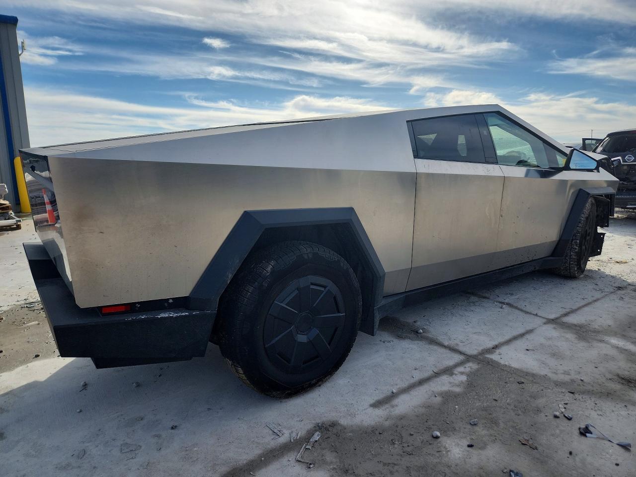 2025 TESLA Cybertruck