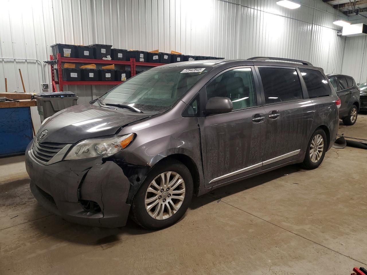 2011 TOYOTA SIENNA