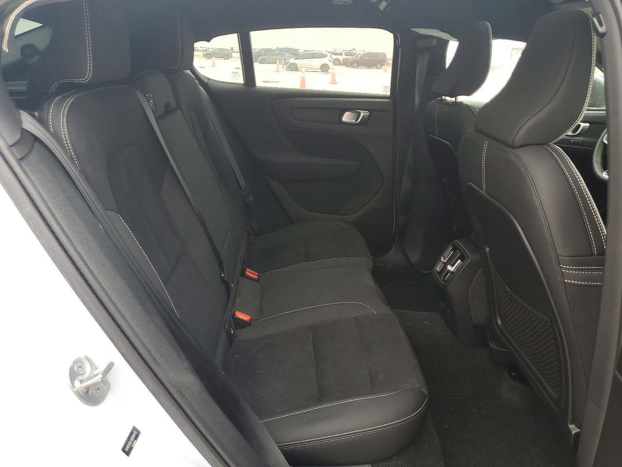 2024 VOLVO C40