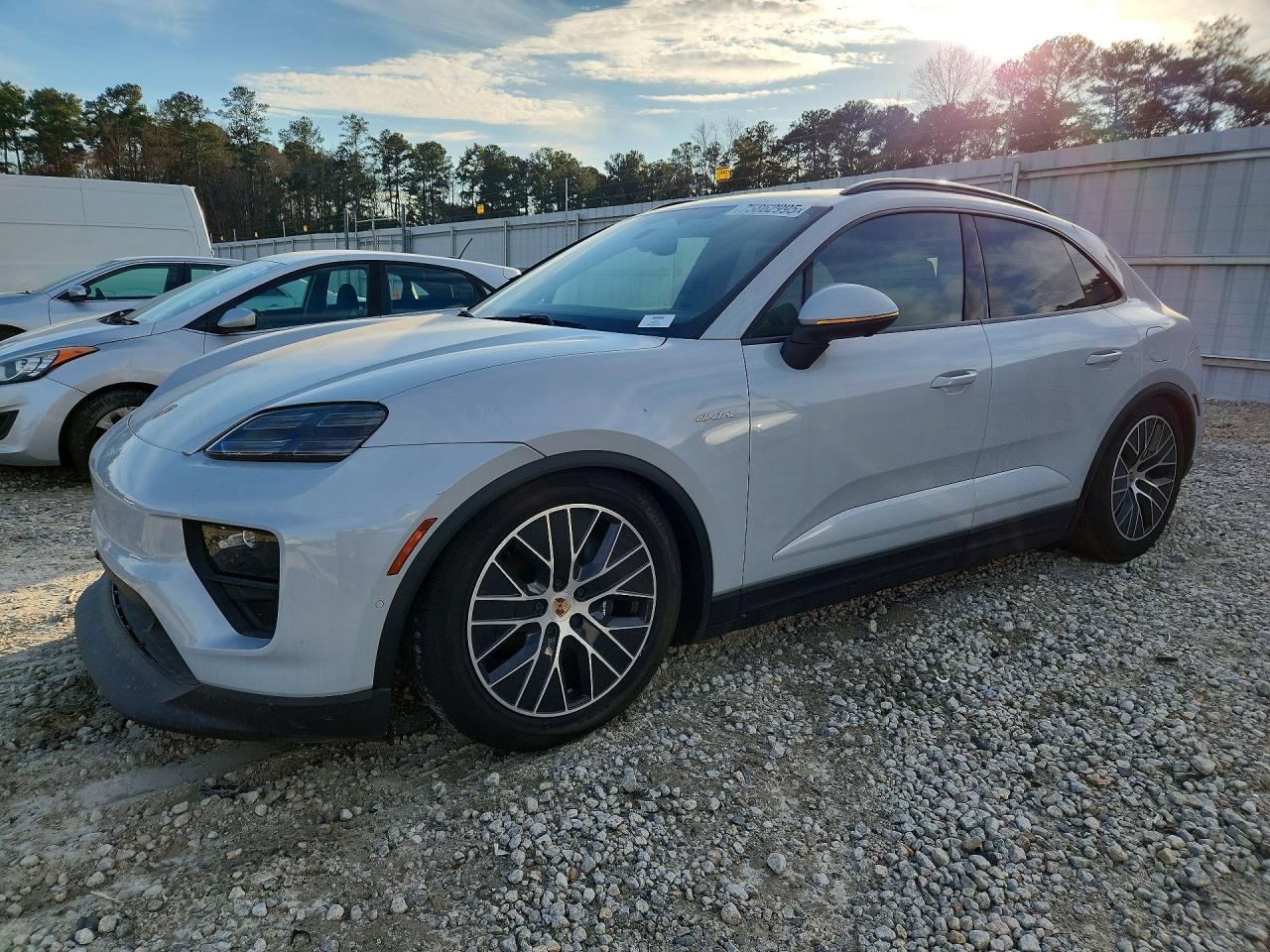 2025 PORSCHE Macan