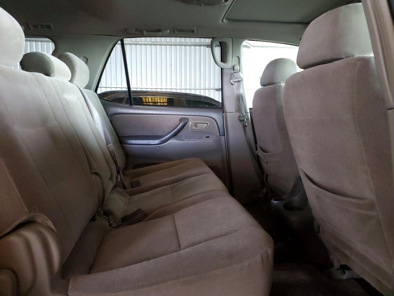 2004 TOYOTA Sequoia