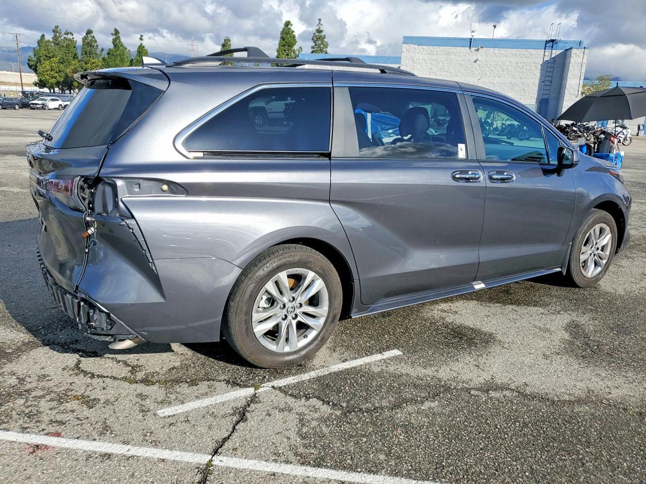 2025 TOYOTA SIENNA