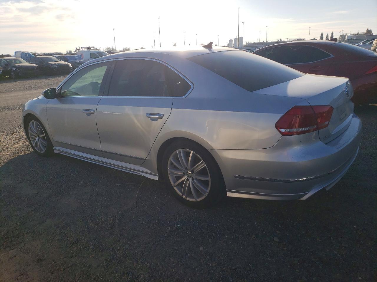 2012 VOLKSWAGEN Passat