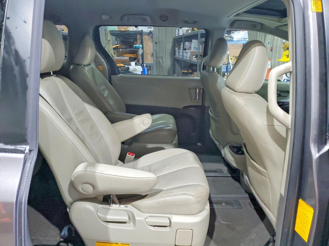 2011 TOYOTA SIENNA