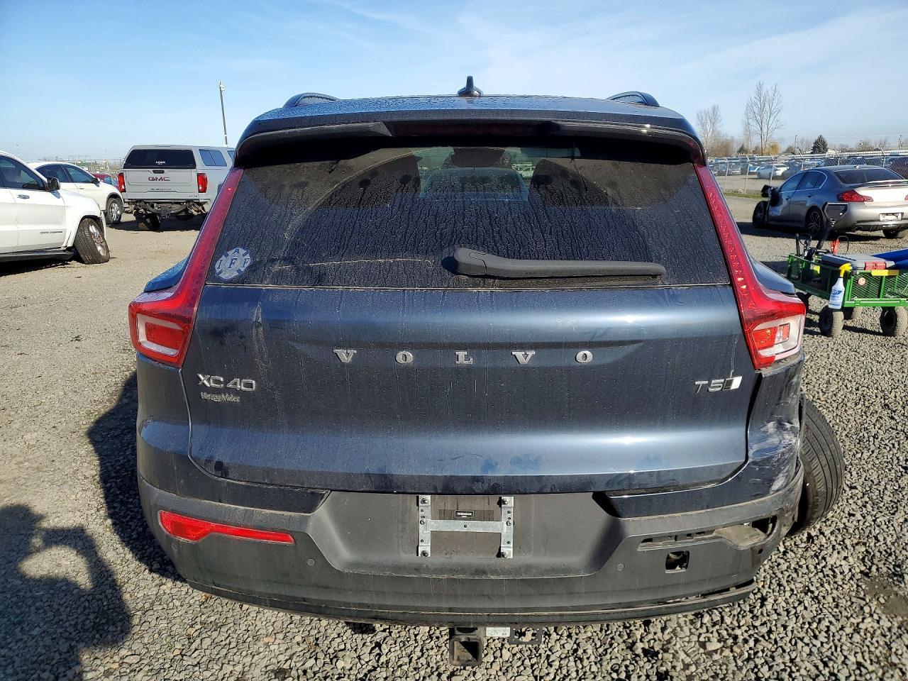 2022 VOLVO XC40