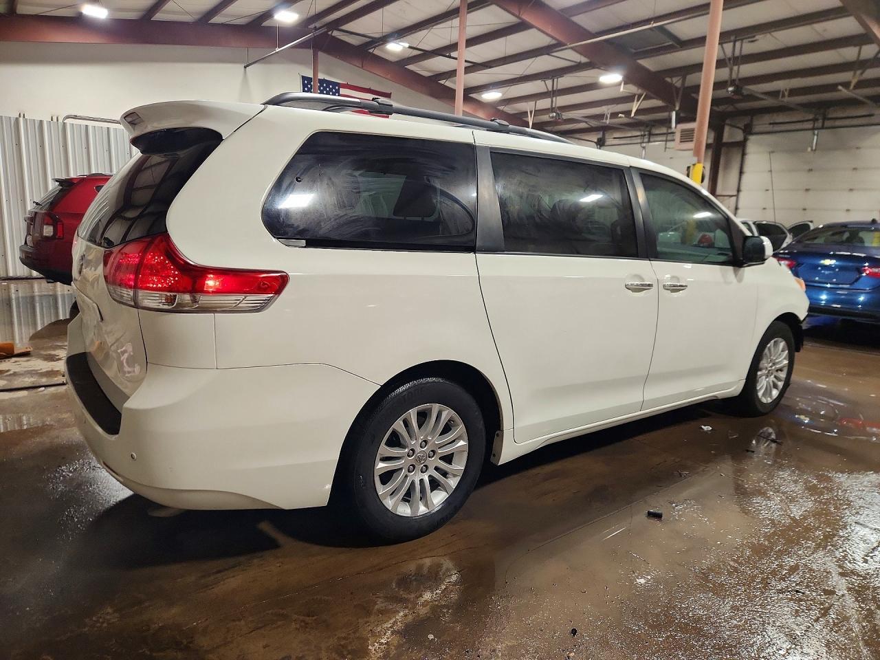 2014 TOYOTA SIENNA