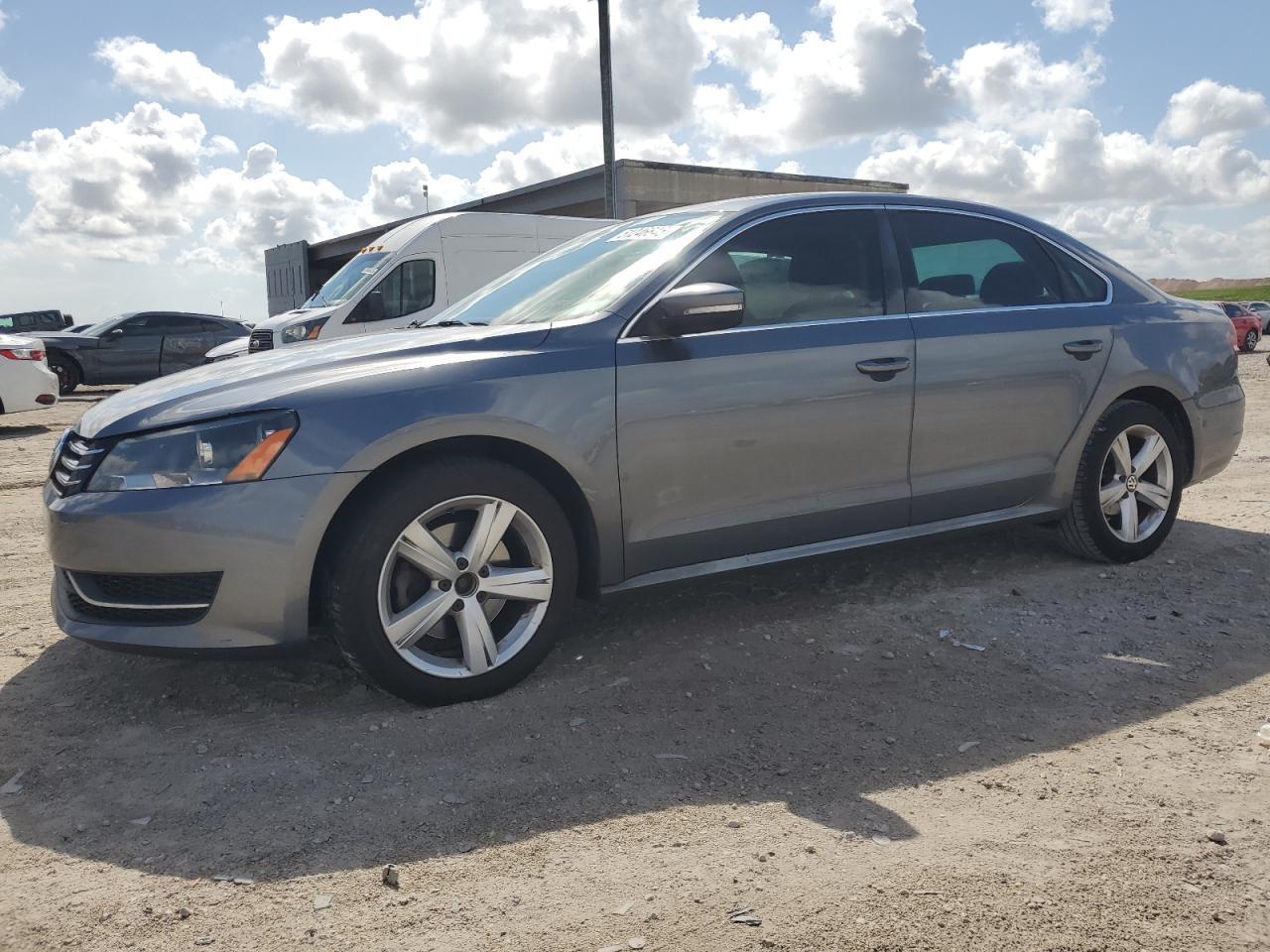 2012 VOLKSWAGEN Passat