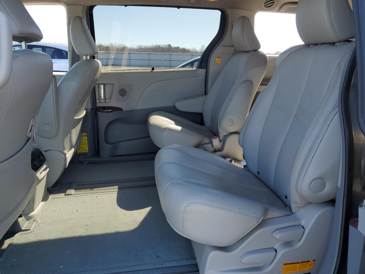 2011 TOYOTA SIENNA