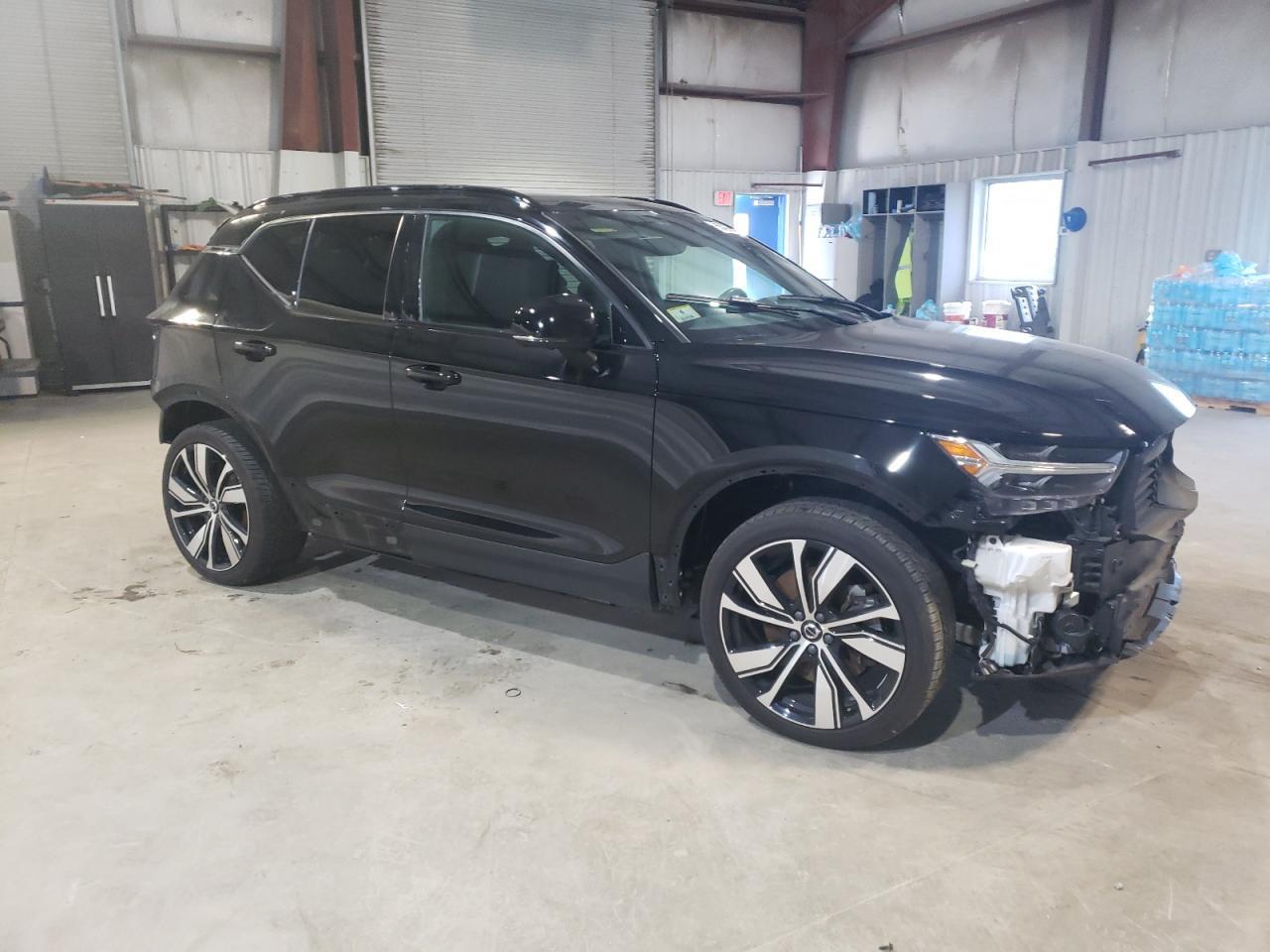 2021 VOLVO XC40