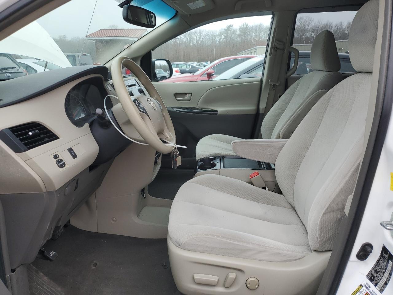2011 TOYOTA SIENNA